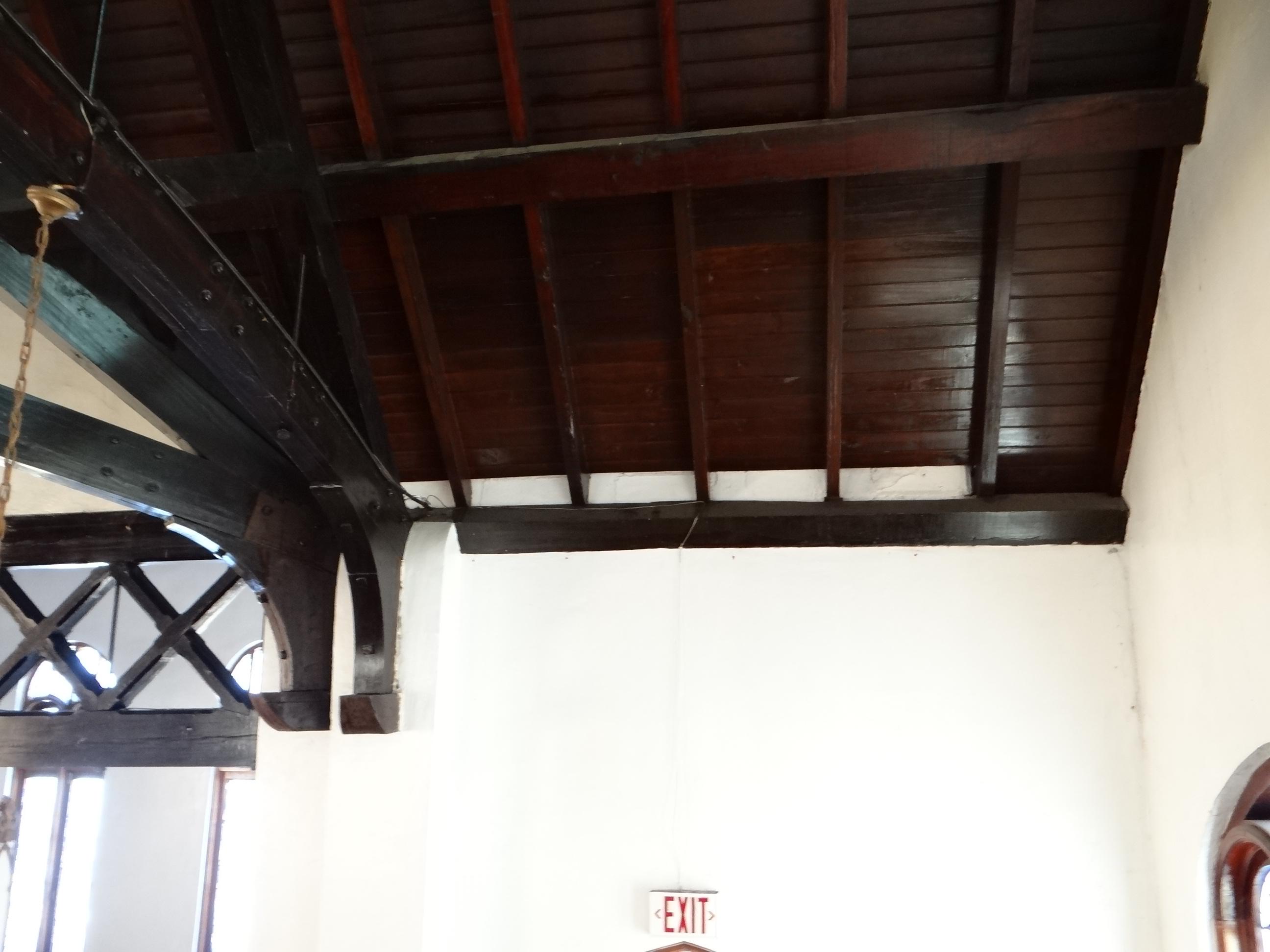 Vista desde el interior de la primera iglesia metodista de Ponce ubicada en la calle Villa 135 del pueblo costero de Ponce. La iglesia es de un nivel de hormigón armado con características de varios estilos por lo que se considera ecléctica. En los espacios interiores se pueden ver vigas de madera expuestas, algunas tienen un patrón en forma de equis y lámparas colgantes. También se pueden ver ventanas con vidrieras de colores. La Iglesia Metodista de la resurrección de Ponce fue construida en 1907 convirtiéndose en una de las primeras iglesias no católica romana construida después del cambio de soberanía en 1898 siendo un ejemplo de la libertad de culto. Tras el terremoto de 1918 la torre del campanario se tuvo que reconstruir utilizando el diseño de Francisco Porrata Doria, por lo que su diseño y materiales son diferentes al original. Años más tarde, en 1987 fue incluida en el Registro Nacional de Lugares Históricos.